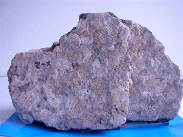 出料细度80目的磷矿石雷蒙磨粉机多少钱？产量有多大？