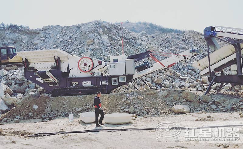 时产二三百吨的移动石子破碎机作业现场